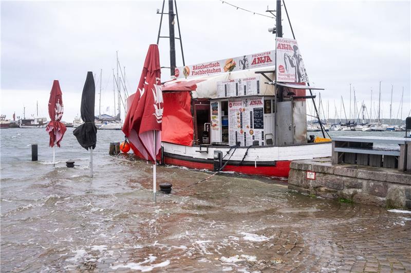 Schwere Sturmflut setzt der Ostsee-Küste zu - Eine Tote Wellen schlagen am Hafen von Greifswald auf einen Anleger.
