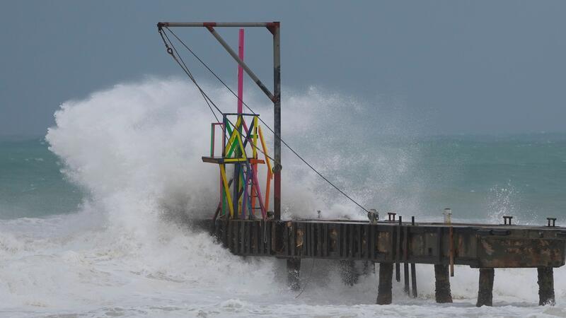 Schwerer Sturm „Beryl“ verliert an Kraft - sechs Tote Wellen schlagen auf einen Pier, während der Hurrikan „Beryl“ vorbeizieht.