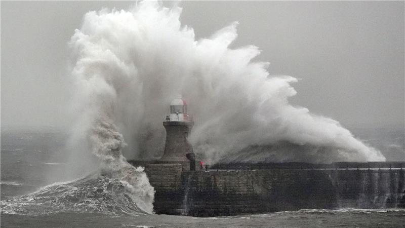 Wellen schlagen gegen den Leuchtturm von South Shields an der Nordostküste. 