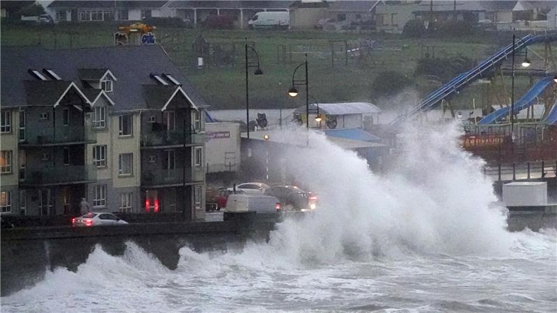 Sturm „Betty” richtet Schäden in Irland an Wellen schlagen gegen die Ufermauer im irischen Tramore, während der Sturm «Betty» starke Winde und Regen sowie die Gefahr von Überschwemmungen mit sich bringt.
