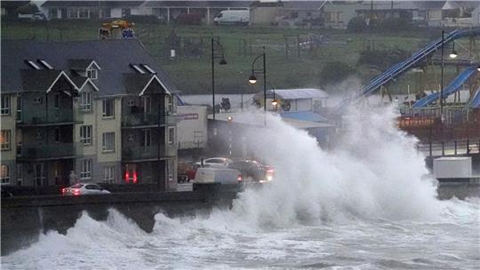 Wellen schlagen gegen die Ufermauer im irischen  Tramore,  während der Sturm «Betty» starke Winde und Regen sowie die Gefahr von Überschwemmungen mit sich bringt.