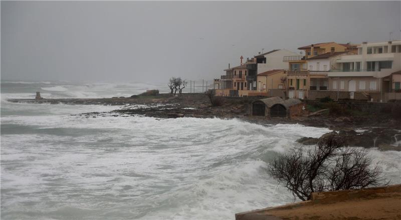 Sturmtief „Juliette” bringt Mallorca viel Schnee und Regen Wellen treffen bei stürmischem Wetter bei Can Picafort ans Ufer.