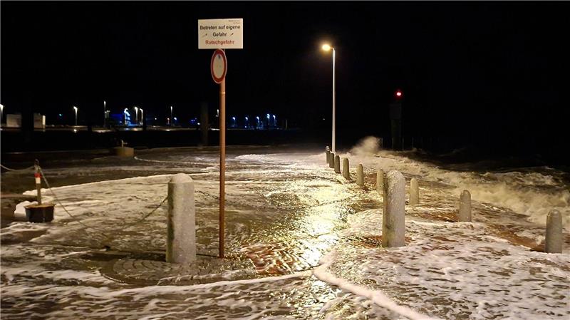 Heftige Orkanböen an der Nordseeküste erwartet Wellen überspülten die Uferpromenade in Wilhelmshaven.