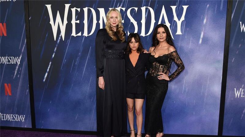 Serien-Highlights für 2025 Welterfolg „Wednesday“: Gwendoline Christie, Jenna Ortega und Catherine Zeta-Jones (l-r). (Archivbild)