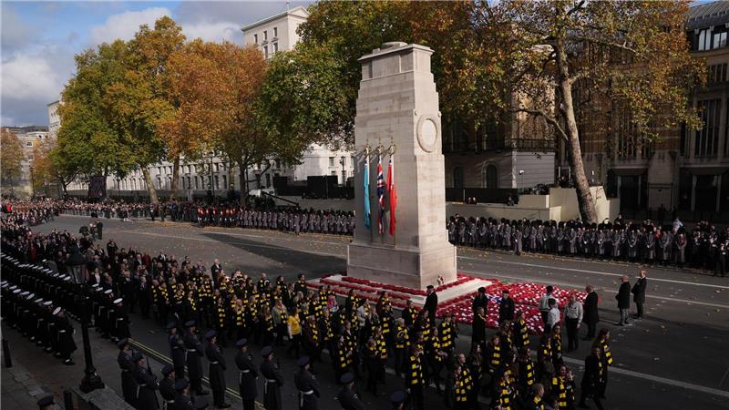 Weltkriegsgedenken am „Remembrance Sunday“ - London: Mitglieder der militärischen Wohltätigkeitsorganisation „Scotty’s Little Soldiers“ marschieren während des Gedenkgottesdienstes am „Remembrance Sunday“ am Cenotaph in Whitehall vorbei.