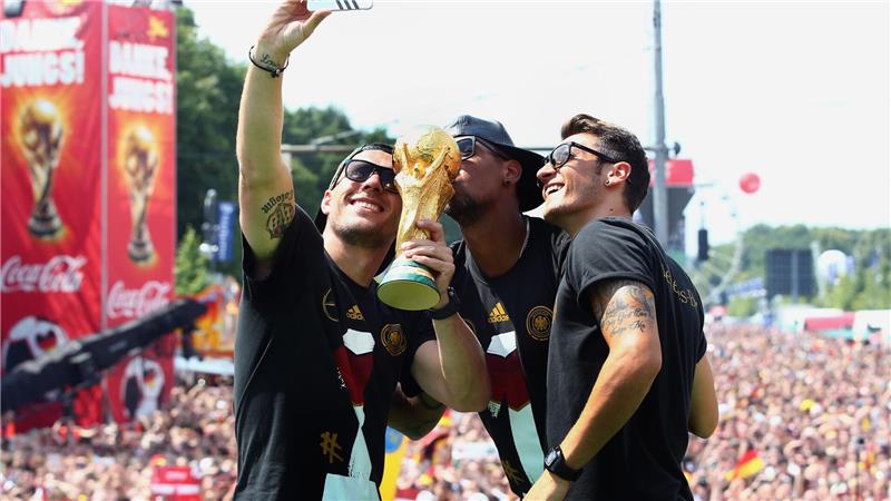 Fußball-Weltmeister Jérôme Boateng beendet Karriere Weltmeister: 2014 feierte Jérôme Boateng (M.) seinen größten Triumph. (Archivbild)