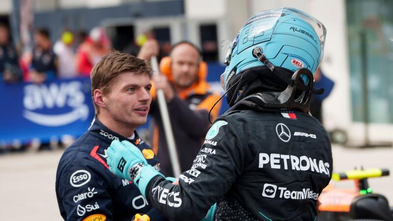 Mercedes nach Pole Position demütig: Respekt vor Verstappen Weltmeister Max Verstappen (l) gratuliert Mercedes-Pilot George Russell zur Pole Position.