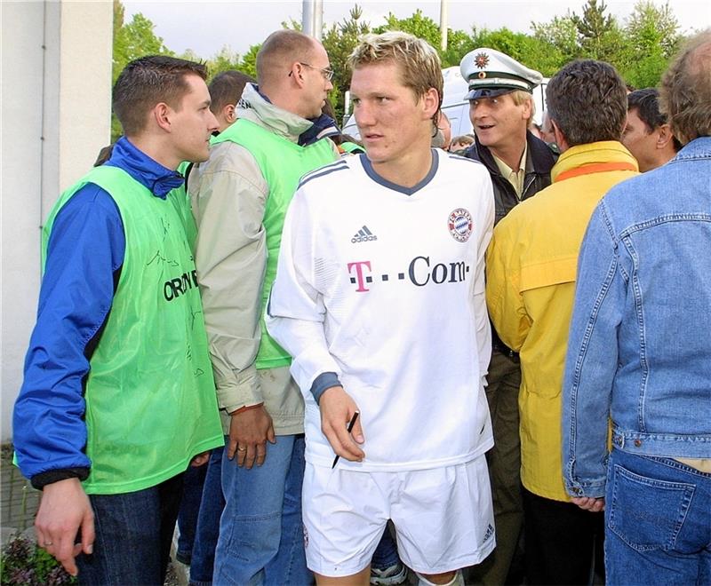 Bayern München kommt nicht zum Jubel-Kick Weltmeister in spe: Bastian Schweinsteiger trifft 2004 in Goslar vom Elfmeterpunkt. Foto: GZ-Archiv