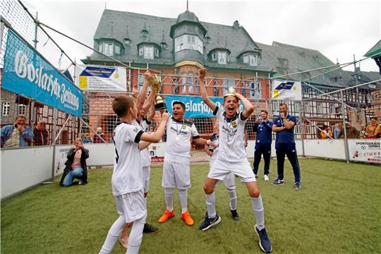 Weltmeisterlicher Jubel: Der SC U Salzgitter gewinnt im Trikot von Ghana die GZ-Mini-WM 2022. Im Finale setzen sich die Afrikaner gegen Wales mit 3:2 durch. Foto: Epping