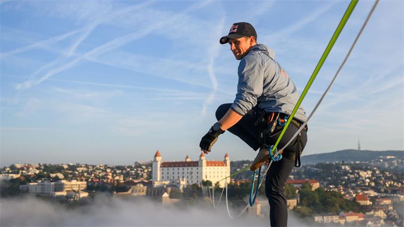 Weltrekordversuch in Bratislava: der Este Jaan Roose balanciert auf einer 666 Meter langen Slackline zwischen zwei Wahrzeichen der Hauptstadt.