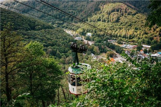 Weltweit gibt es nur zwei Seilbahnen, die vergleichbar sind mit der in der Kurstadt. Ab kommendem Wochenende ist sie wieder in Betrieb. Foto: Tourismusmarketing