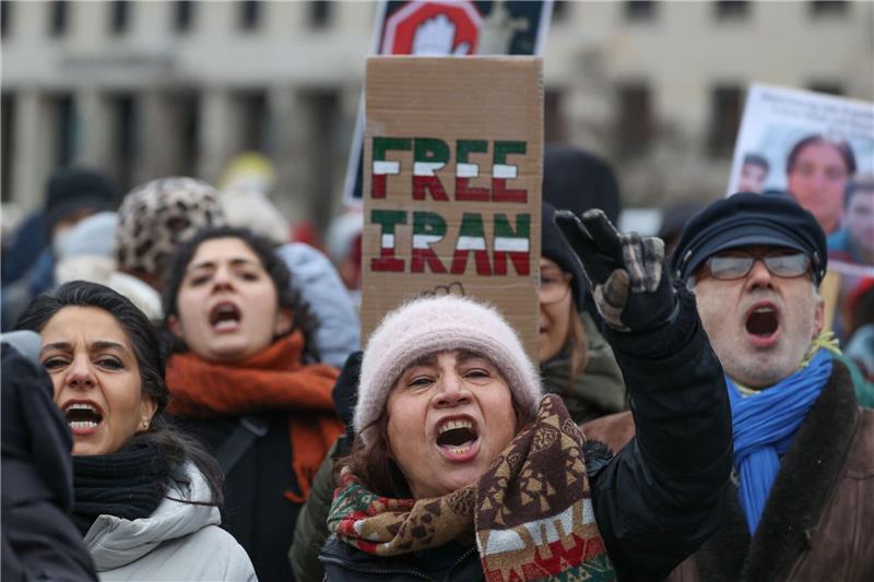 Iran-Proteste: Mehrjährige Haftstrafen für 400 Demonstranten Weltweit solidarisieren sich Menschen mit den Demonstranten im Iran, wie hier beim Internationalen Tag der Menschenrechte in Berlin.