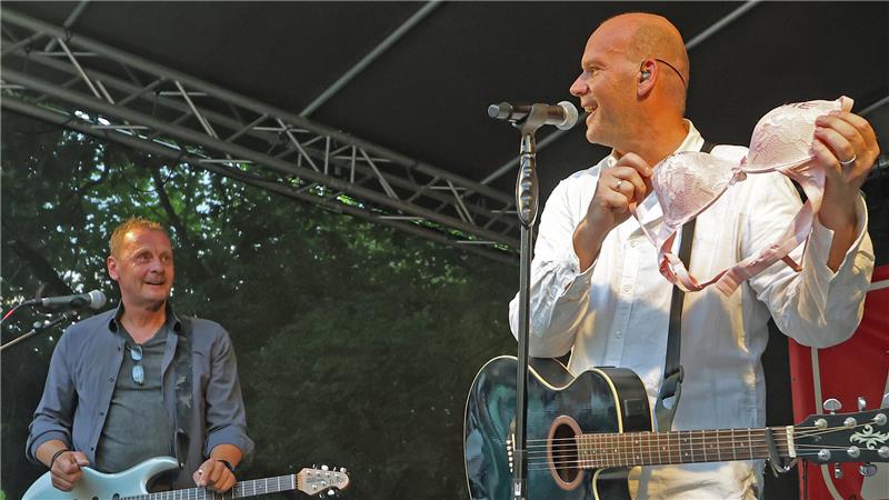 Wem gehört denn der BH? Martin Mahnkopf macht eine Kleiderdurchsage.