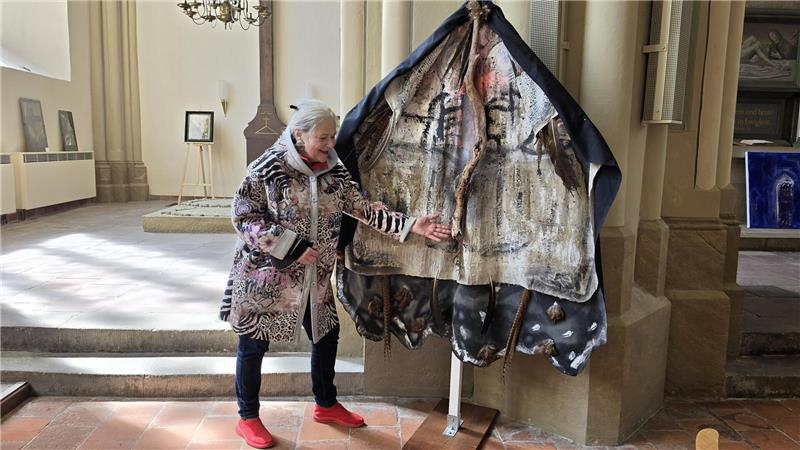 Wenche Burger-Nøstvold zeigt ihr Lieblingswerk in der Zellerfelder Kirche.