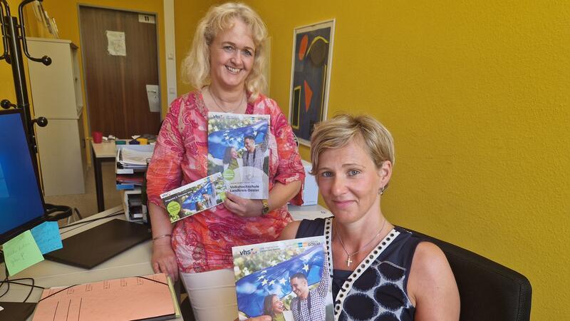 Wencke Ahäuser (l.) und Isabell Mazzotti stellen einige Highlight aus dem KVHS-Journal für Bad Harzburg vor.