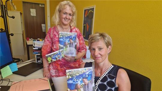 Wencke Ahäuser (l.) und Isabell Mazzotti stellen einige Highlight aus dem KVHS-Journal für Bad Harzburg vor.