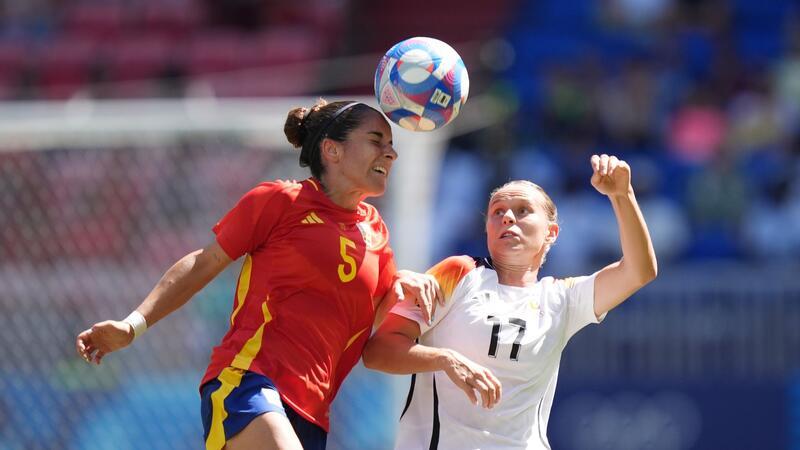 DFB-Frauen bejubeln Bronze zum Hrubesch-Abschied Wenig Durchkommen: Stürmerin Klara Bühl gegen Spanien