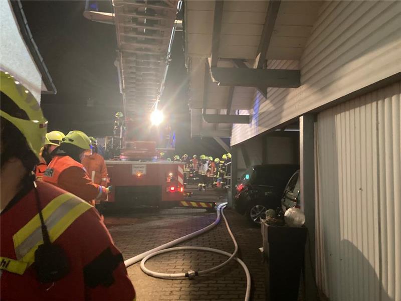Flammen schlagen meterweit aus Wohnung in Münchehof Wenig Platz: Die Feuerwehr rangiert im engen Hof mit der Drehleiter. Foto: Feuerwehr Seesen