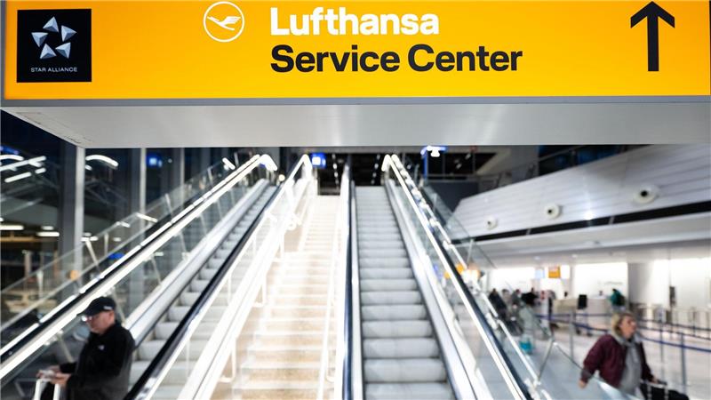 Wenig los bei der Lufthansa am Frankfurter Flughafen. 