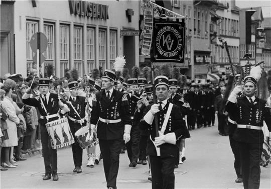 Wenige Jahre nach der Gründung des Harzer Knappenvereins waren die Straßen bei Paraden noch mit Schaulustigen gesäumt, hier beim Bergaufzug 1968.