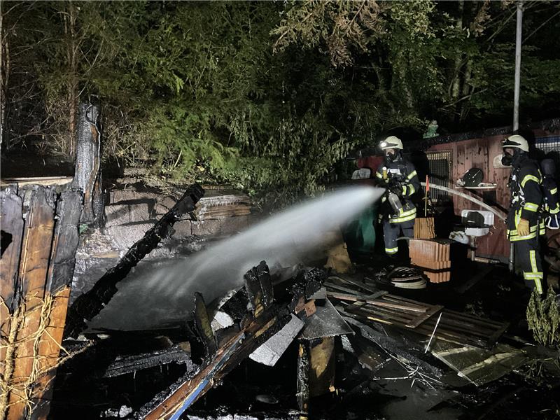 Wenige Minuten nach 23 Uhr konnte „Feuer aus“ gemeldet werden, sagt Michael Langlotz, Pressesprecher der Feuerwehr Goslar.