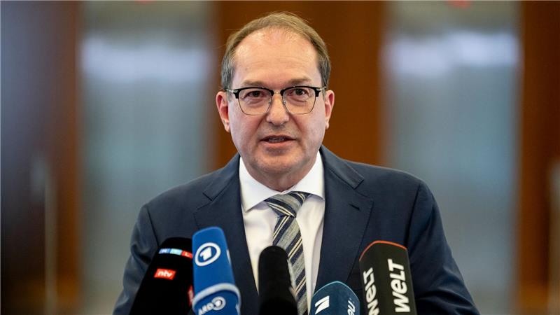 Gericht: Zurückweisung von Asylsuchenden war rechtswidrig Wenige Stunden nach der Veröffentlichung der Entscheidung des Berliner Verwaltungsgerichts tritt Bundesinnenminister Alexander Dobrindt (CSU) in Berlin vor die Presse.