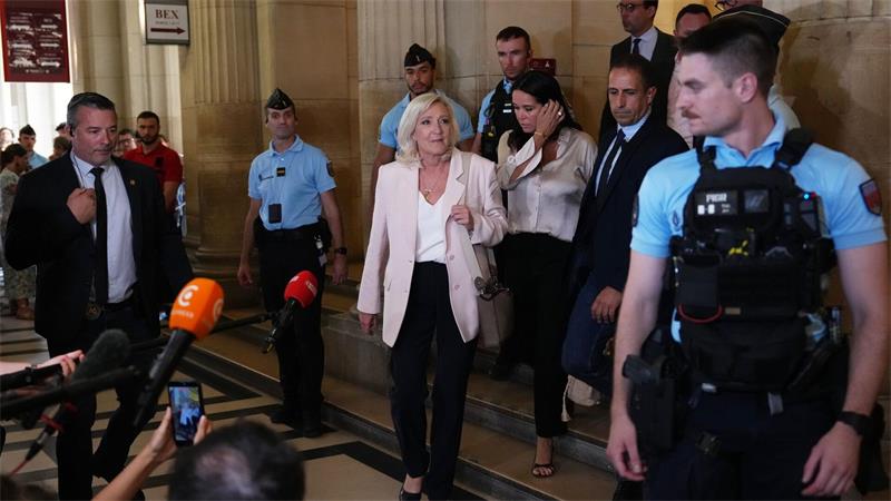 Wenige Stunden vor ihrer Ankündigung hatte ein Berufungsgericht Le Pen schuldig gesprochen.
