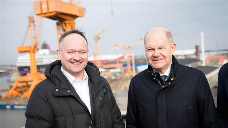 Scholz besucht Lloyd Werft in Bremerhaven Wenige Tage vor der Wahl hat Bundeskanzler Olaf Scholz (SPD, r.) die Lloyd Werft in Bremerhaven besucht und mit dem Geschäftsführer Thorsten Rönner gesprochen.