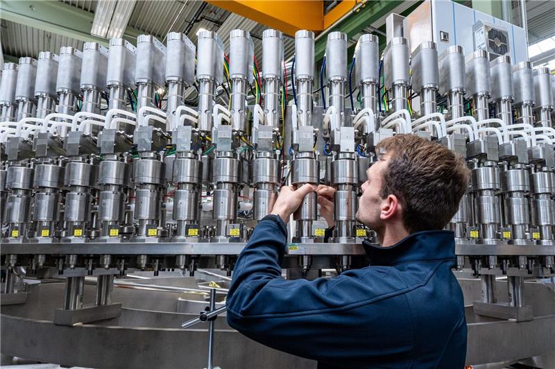 Auftragseingang in der Industrie bricht ein Weniger Bestellungen gab es unter anderem in der Metallerzeugung und im Maschinenbau.