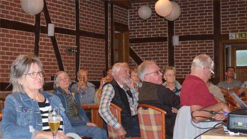 Weniger Interessierte als beim ersten Treffen wollen wissen, wie es mit den Sprengungen im Quarzsandwerk weitergeht. Die Veranstalter werten das aber als ein positives Zeichen.