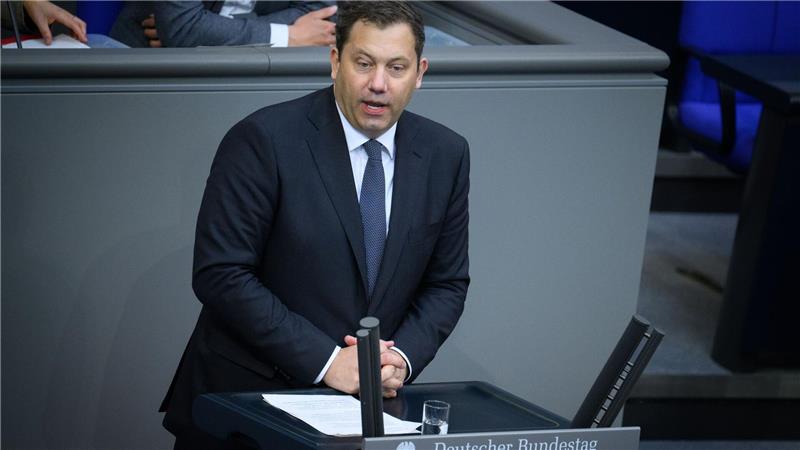 Weniger Zeit mit Bürokratie, dafür mehr für das Baby - das verspricht Finanzminister Klingbeil.