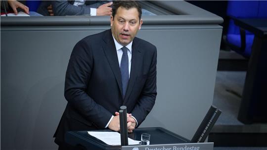 Weniger Zeit mit Bürokratie, dafür mehr für das Baby - das verspricht Finanzminister Klingbeil.