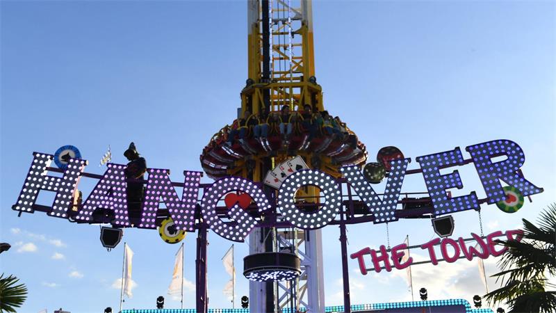 Weniger als 24 Stunden nach einem tödlichen Unfall auf dem Münchner Oktoberfest ist der Freifall-Turm „Hangover“ wieder in Betrieb. 