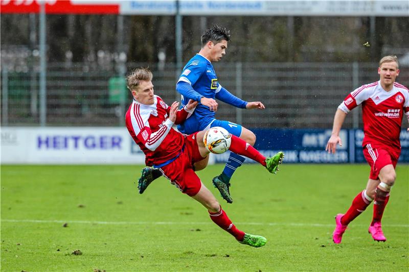 Vom Fußball zum Ballermann und ein besonderes Trikot Wenn Emanuel-Fernando Bento (re.) am Mikrofon genauso kampfstark ist wie am Ball, kann es auch am Ballermann klappen. Foto: GZ-Archiv