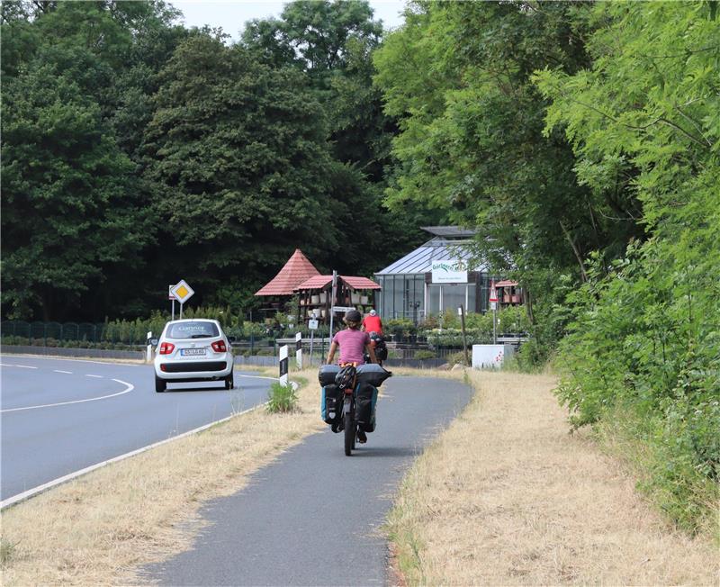 Wolfshäger fordern mehr Sicherheit für Radler Wenn Fernreisende mit viel Gepäck den Weg nach Wolfshagen nutzen, dann ist ein Ausweichen auf die Wiese nicht selten unumgänglich. Foto: Neddermeier