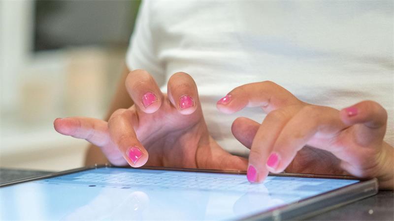 Wenn Jugendliche online unterwegs sind, lauern dort auch Gefahren. (Symbolbild) 
