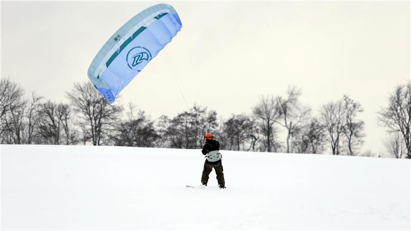 Wenn Julian Tobias Stumpf in Clausthal-Zellerfeld, wie hier auf der Bockswieser Höhe, mit seinem Kite unterwegs ist, zieht er die Blicke auf sich.