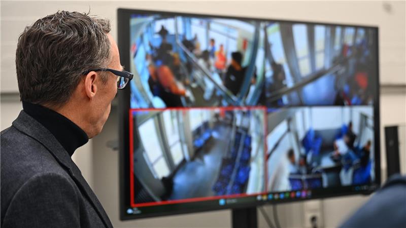 Wenn KI einen Konflikt erkennt, alarmiert das System Fahrer und Leitstelle.