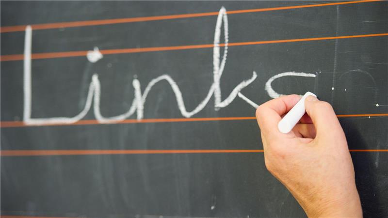 Sie machen es mit links - Mythen und Fakten über Linkshänder Wenn Kinder in die Schule kommen, sollte die Schreibhand feststehen. (Archivbild)