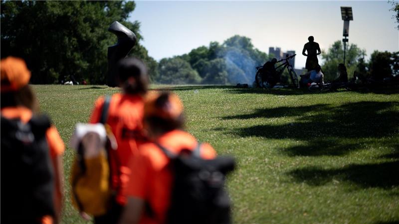 Sommer, Sonne, Sauberkeit: Unterwegs mit Grill-Diplomaten Wenn Rauch aufsteigt, wissen die Grill-Scouts: Jetzt ist ihr Rat gefragt.
