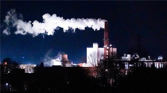 Wenn Rauch aus dem Schornstein der Schladener Zuckerfabrik aufsteigt, läuft die Produktion. Das Werk ist ein großer Arbeitgeber in der Gemeinde Schladen-Werla, die in der Region vergleichsweise hohe Löhne aufweist.