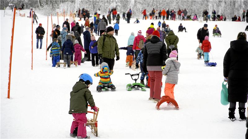 Deshalb ist die Wintergaudi im Oberharz dieses Jahr so besonders Viele Kinder und Erwachsene tummeln sich am verschneiten Rodelhang.