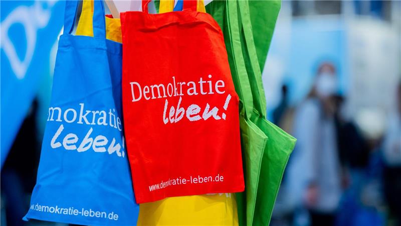 Verband: Schulen werden für Demokratie-Programme attackiert Wenn Schulen sich für Demokratie und Diversität einsetzen, werden sie oft gezielt angegangen, sagt der Chef des Schulleitungsverbands. (Symbolbild)