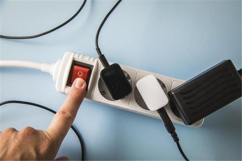 Faktencheck: Stimmen diese Energiespar-Mythen wirklich? Wenn Steckerleisten nicht genutzt werden, lohnt es sich diese auszuschalten oder aus der Steckdose zu ziehen. Foto: Christin Klose/dps-tmn