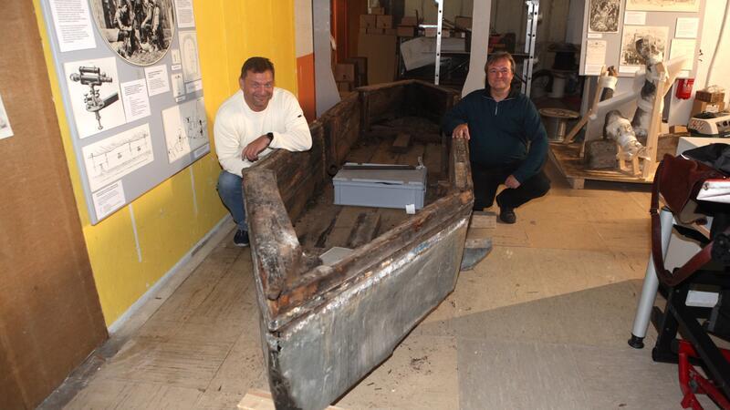 Clausthal-Zellerfeld: Erzkahn nach 100 Jahren wieder zu Hause Wenn Stefan Wittke (l.) und Ulrich Reiff neben dem Erzkahn hocken, wird erst einmal die Dimension des Bootes deutlich, das unter Tage im Einsatz war.