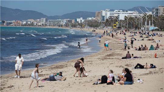 Wenn Unsicherheit wächst, bleiben viele bei Bewährtem: Ziele wie die Balearen sind im Sommer stark gefragt – wie hier Mallorca. (Archivbild)