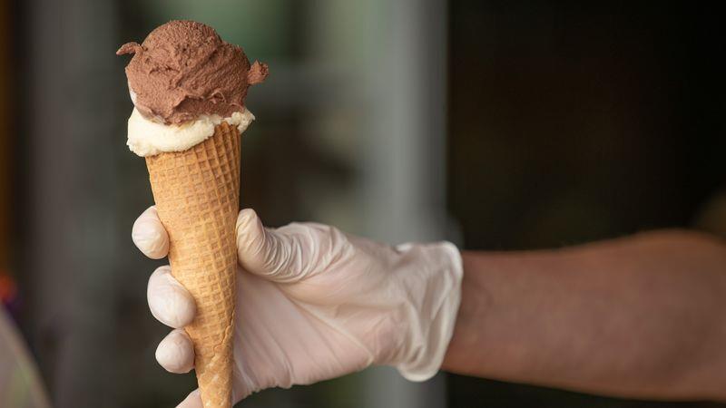 An diesen Punkten erkennen Sie ein gutes Eis Wenn am Tresen auf Hygiene geachtet wird, dann auch im Labor. Foto: Friso Gentsch/dpa/dpa-tmn