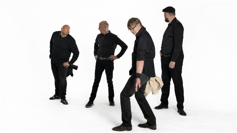 Die Goslarer Band Nautilus 2 singt erstmals auf Deutsch Die Band steht vor einem weißen Hintergrund.