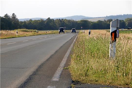 Wenn das Sonnenlicht richtig auf den Asphalt trifft, sind die Verdrückungen im Fahrbahnbereich der B 6 in Höhe Dörnten gut sichtbar.  Fotos: Gereke