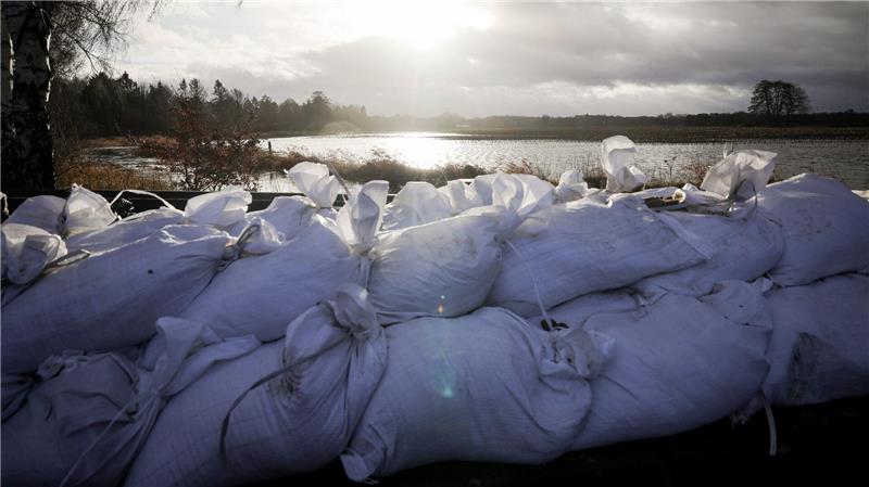 Wenn das System Alarm schlägt, können weitere Schutzmaßnahmen wie Barrieren mit Sandsäcken getroffen werden. (Archivbild)